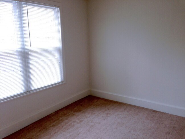 Building Photo - 1736 Main St