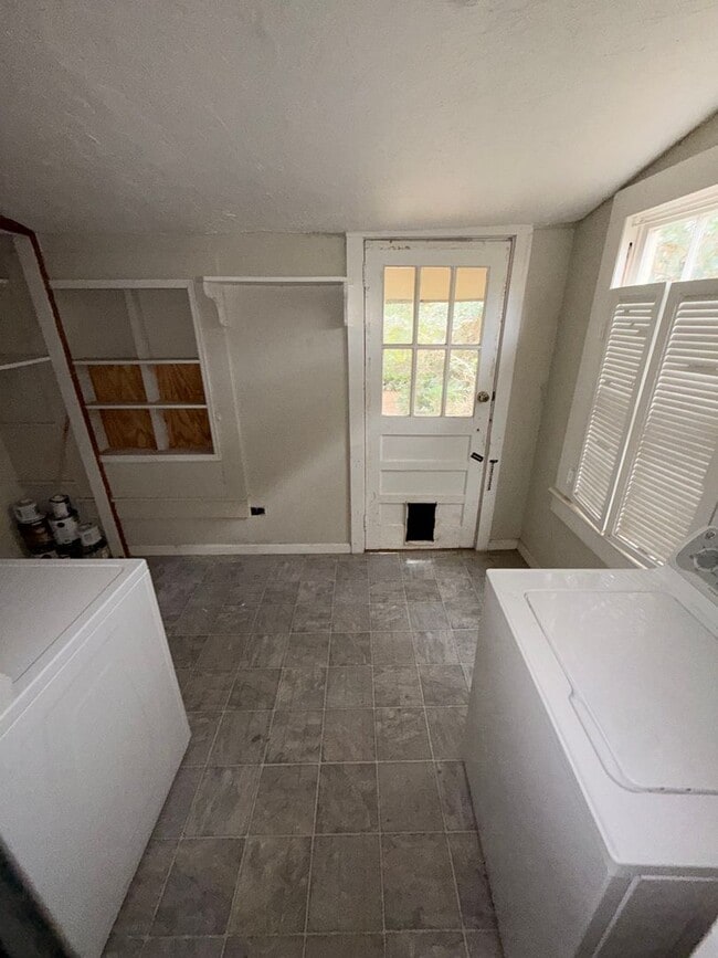 Building Photo - 3 Bed 1 Bath House Downtown, AVAILABLE NOW!