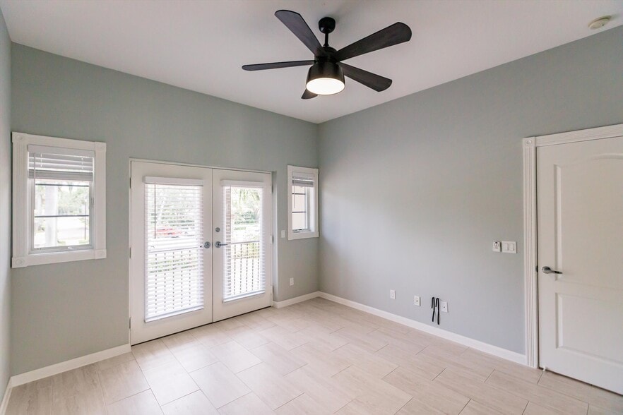 Building Photo - 3200 Village Walk Cir
