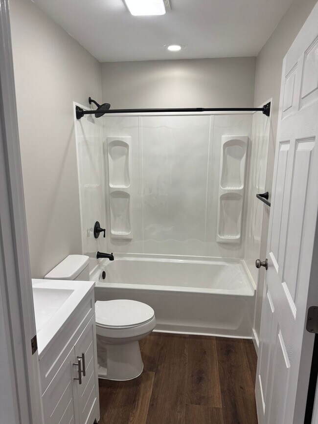 Building Photo - 913 E Myrtle Ave