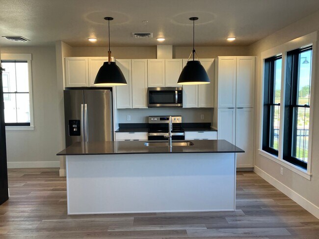 Building Photo - Beautiful Annafeld Apartment