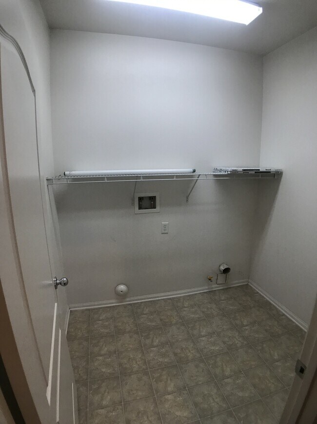 Building Photo - Gorgeous NW Home 4 Bed/3 Bath $2,800 Depos...
