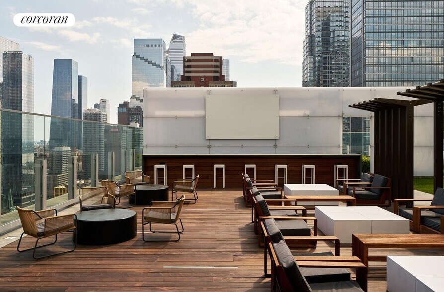 Building Photo - 550 W 45th St