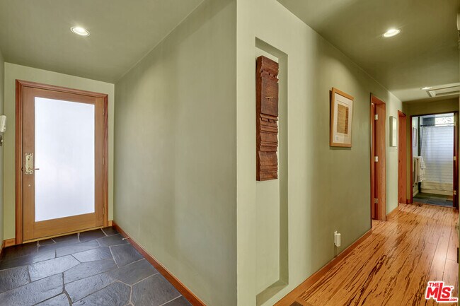 Building Photo - 15511 Woodcrest Dr