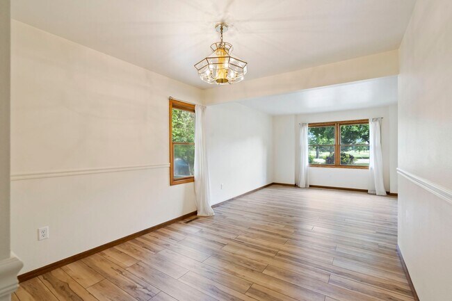 Building Photo - Spacious Home in a Great Location!