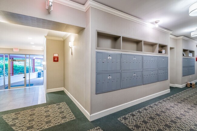Building Photo - Rare Large Efficiency (552 Sq Ft) Close To...