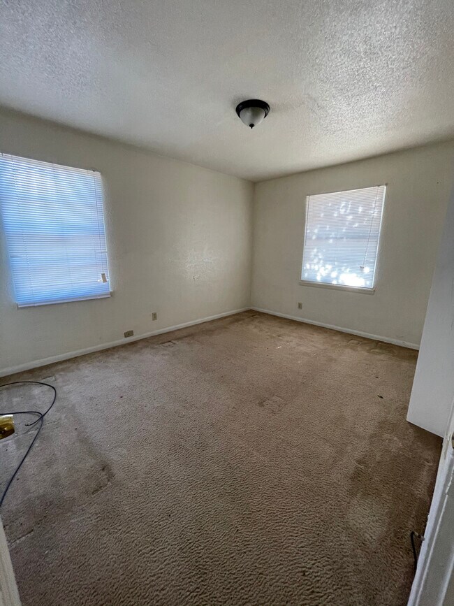 Building Photo - 1401 Alta Mira Dr