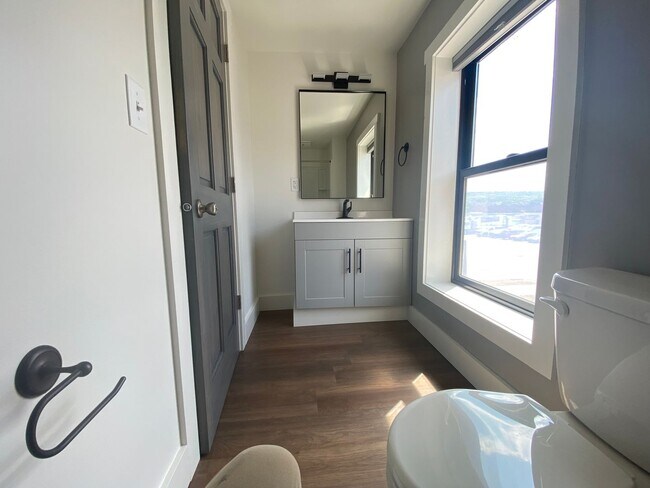 Building Photo - 537 Hancock St