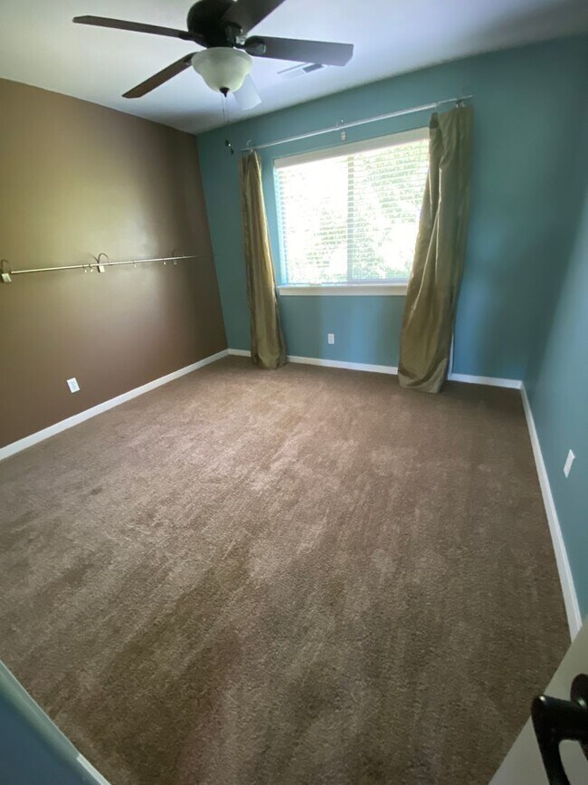 Building Photo - NE House Pet Friendly, 4 Bdrm, 2.5 Bath, Bonus Room, Office, Gas Heat/fireplace, A/C
