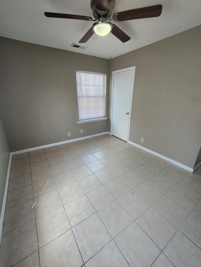 Building Photo - 3 bed 2 bath 2 story townhome, 1 carport