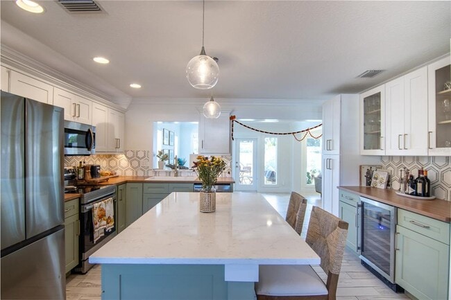 Building Photo - 600 43rd Ave NE