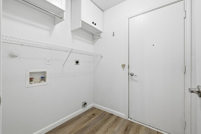 Building Photo - ***MOVE IN SPECIAL ONE WEEK FREE***Sophisticated Living Near Bamberger Nature Trails