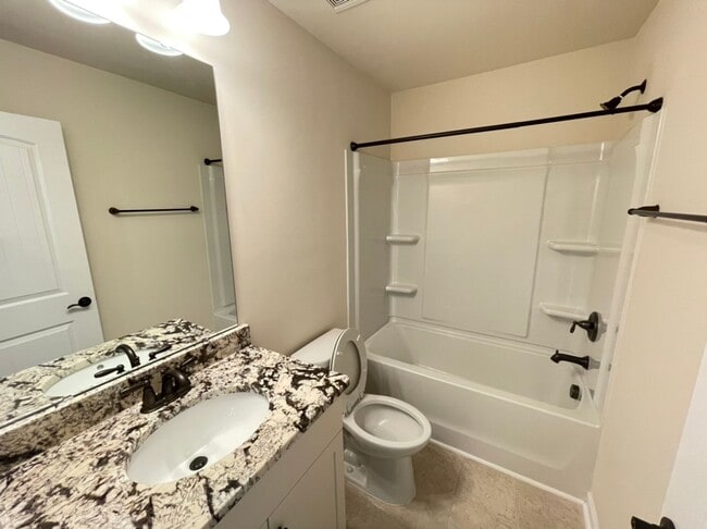 Building Photo - Like new 3 Bedroom townhouse with 2 car garage