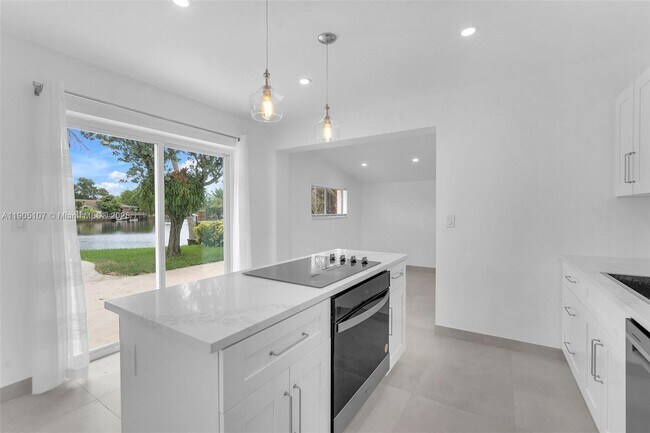 Building Photo - 2702 Scott St