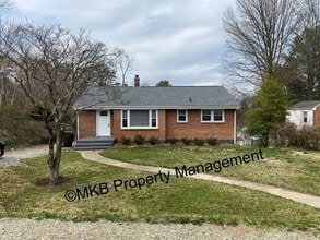 Building Photo - Beautiful Ranch located in Roanoke County