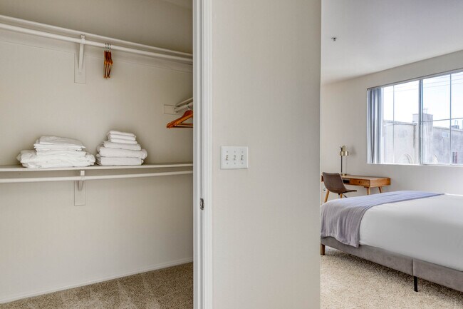 Building Photo - 1561 S Barrington Ave