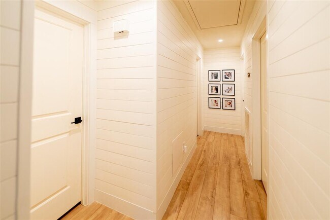 Building Photo - 14110 Greenway Dr