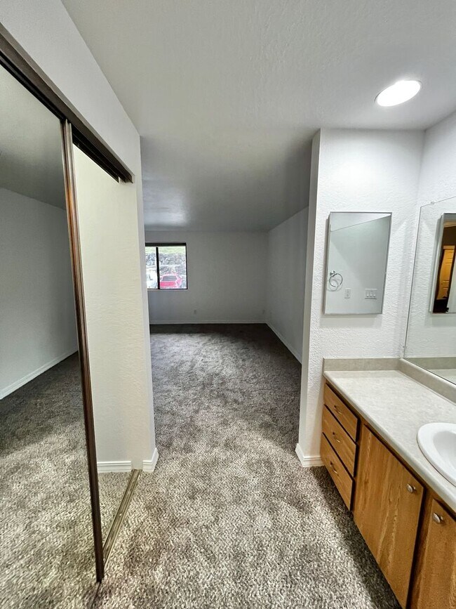 Building Photo - Fresh Paint and New Carpet in this Sunn Fjord Condo!