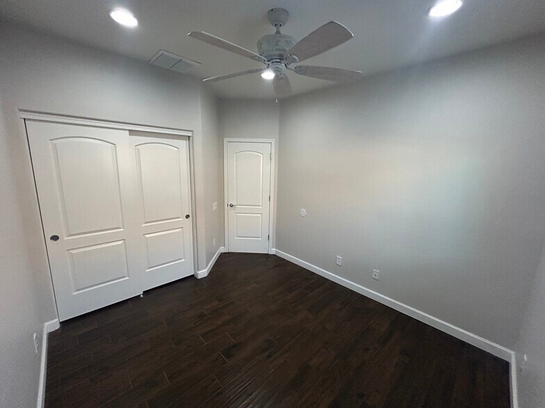 Building Photo - 10765 W Avenida del Rey