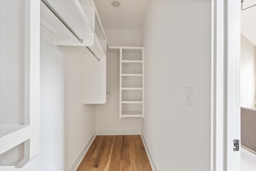 Building Photo - 2826 Clifton Ave