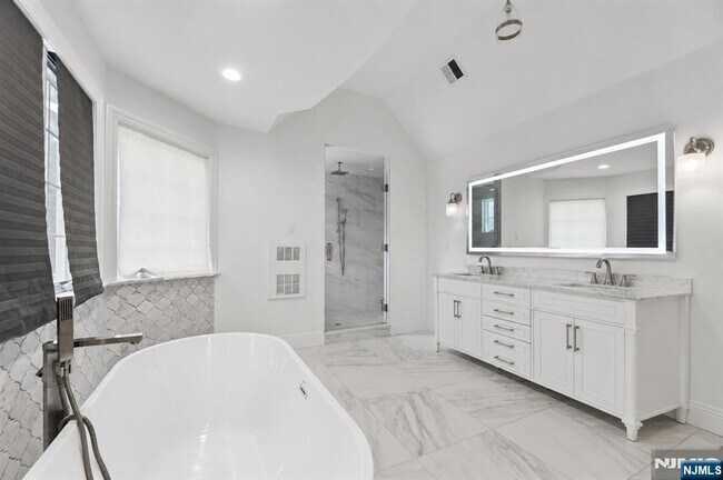 Building Photo - 122 Helen Ct