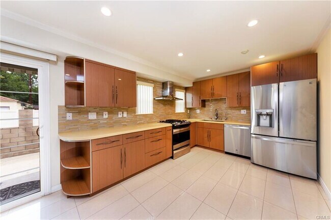 Building Photo - 6928 Gaviota Ave