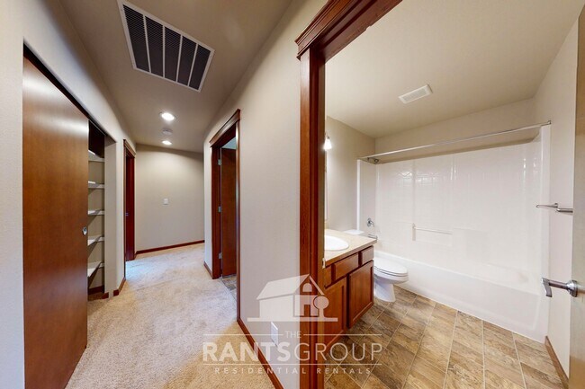Building Photo - Beautiful Home In Puyallup! Easy JBLM Comm...