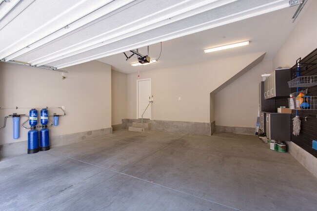 Building Photo - Fully furnished luxury townhome in Affinit...