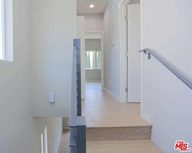 Building Photo - 1242 Beachwood Dr
