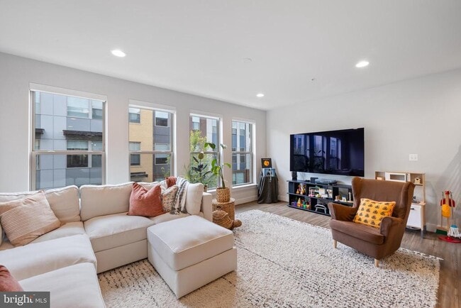 Building Photo - 5056 Oakmoore Dr