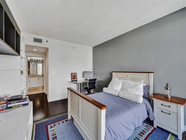 Building Photo - 7000 Island Blvd