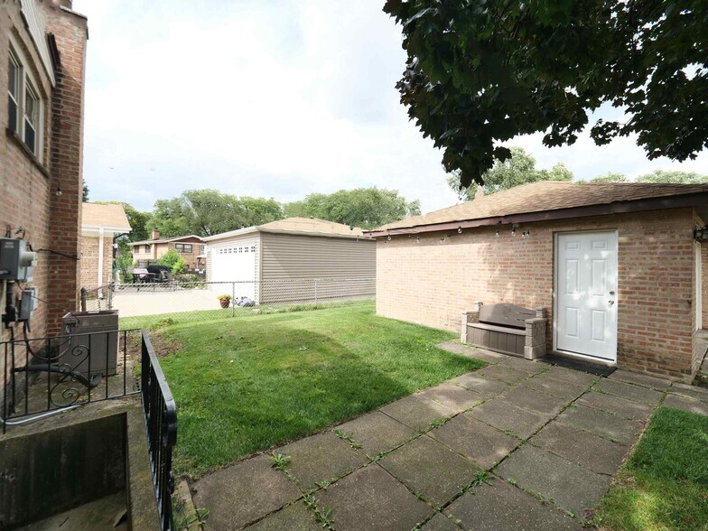 Building Photo - 10107 Lawrence Ct