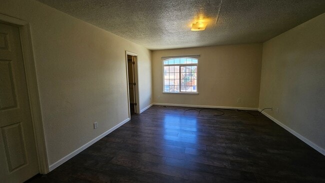 Building Photo - 4 bed 2.5 bath