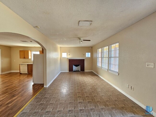 Building Photo - Beautiful 3 Bed | 2 Bath HOME on a DOUBLE LOT located in central Lakeland for rent and available ...