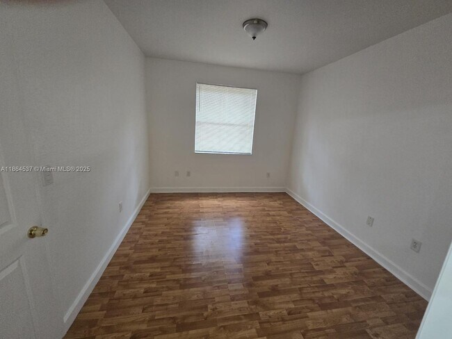 Building Photo - 1663 SE 27th Dr
