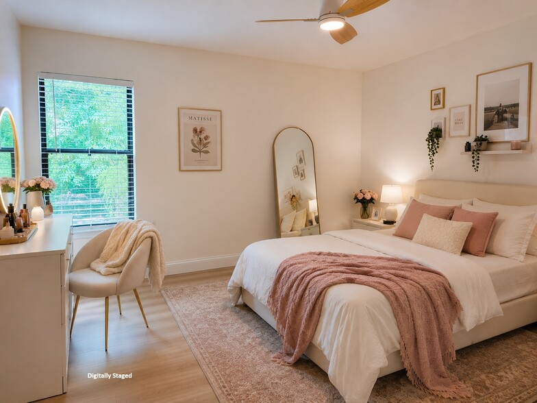 Second bedroom with walk in closet - 2206 Huntingdon Chase