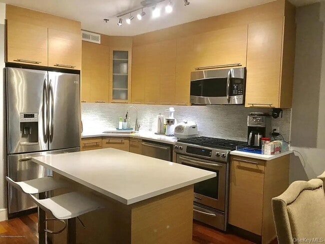 Primary Photo - 9917 Shore Rd