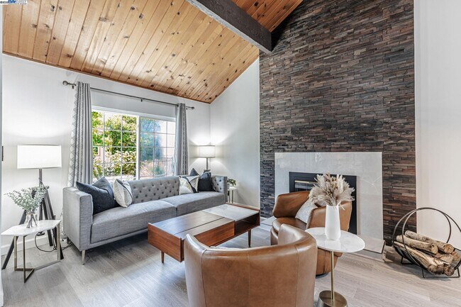 Building Photo - 1835 Cam Estrada