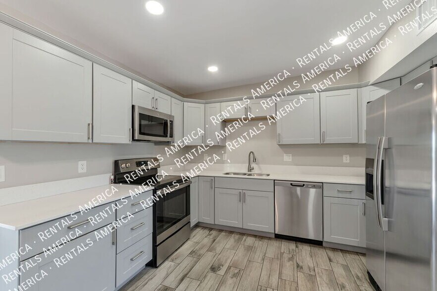 Building Photo - 4000 W Orangewood Dr