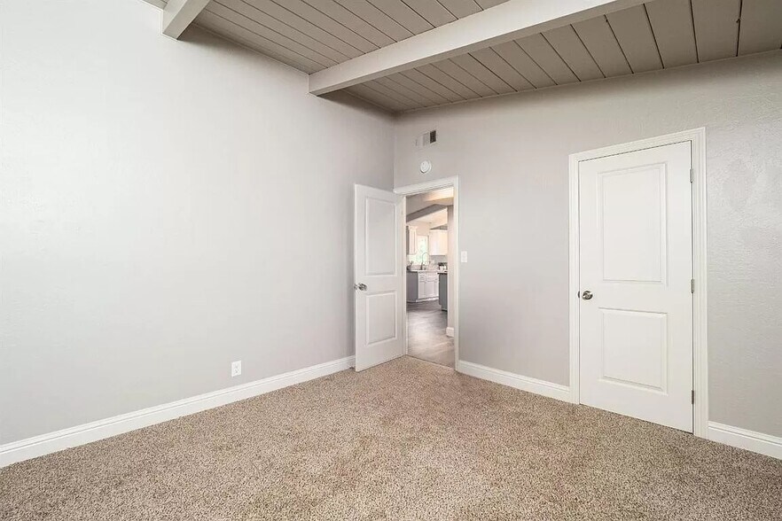Building Photo - 4421 Robertson Ave