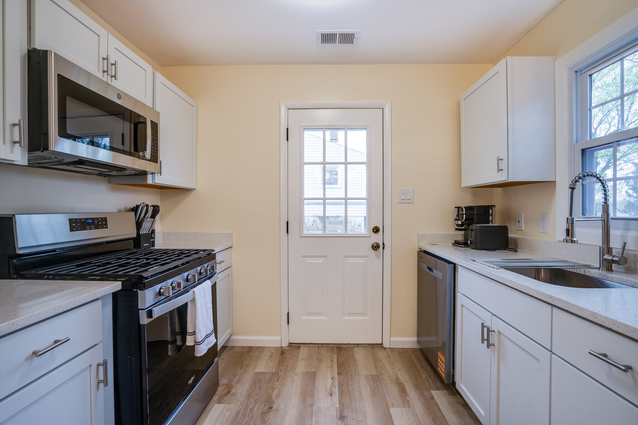 Building Photo - 14220 Fallbrook Ln