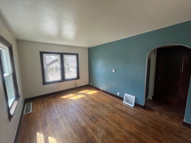 Building Photo - Fully Remodeled 2 Bedroom 1.5 Bathroom House in Moline