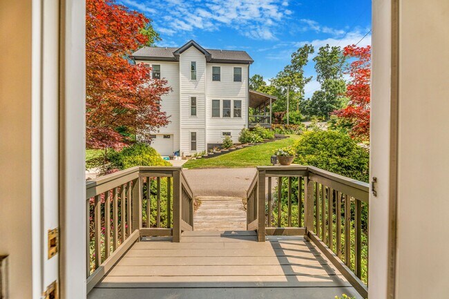 Building Photo - Asheville Rental!