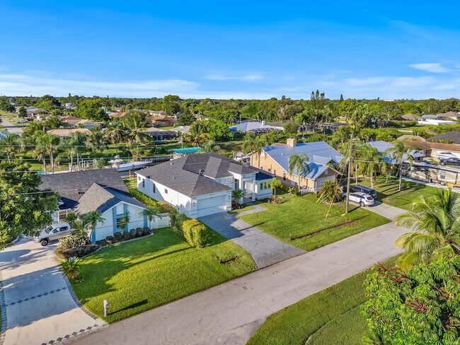 Building Photo - 632 SE Seahouse Dr