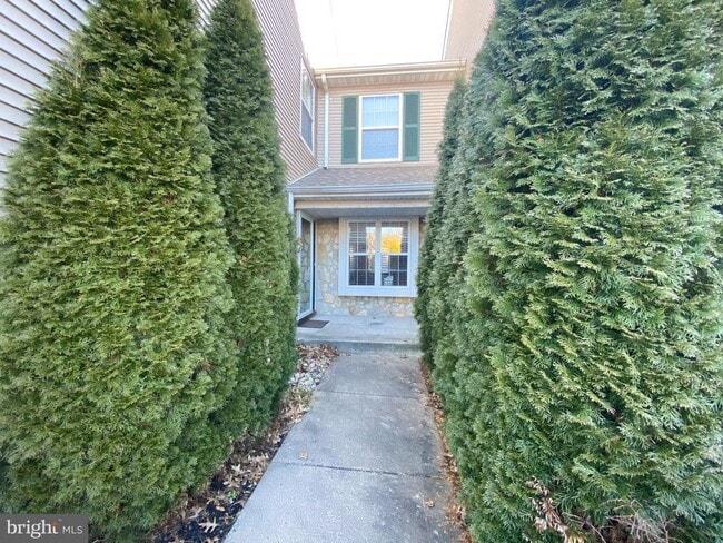 Building Photo - 323 Sequoia Dr