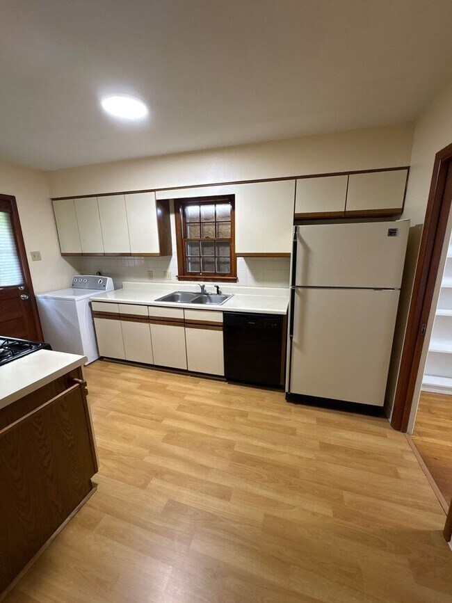 Building Photo - Newly Renovated Home - East Memphis