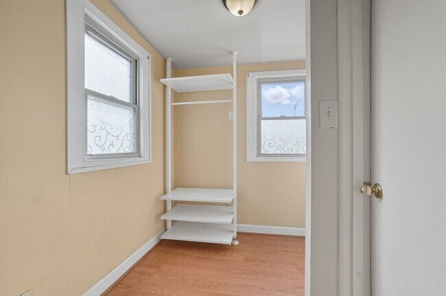 Building Photo - 6 Bed/3 Bath Remodeled Hyde Park Home w/Ce...
