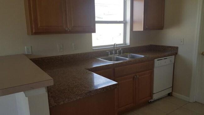 Building Photo - 529 SW Baoy Ave