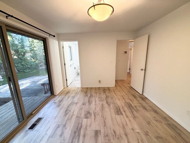 Building Photo - Lovely 2BD, 2BA Home In Lake Oswego with Lake Access!!