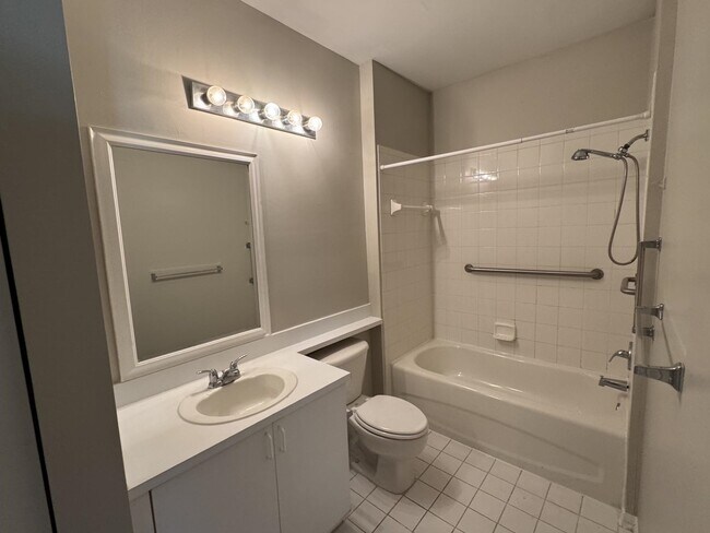 Building Photo - 605 Fairway Dr